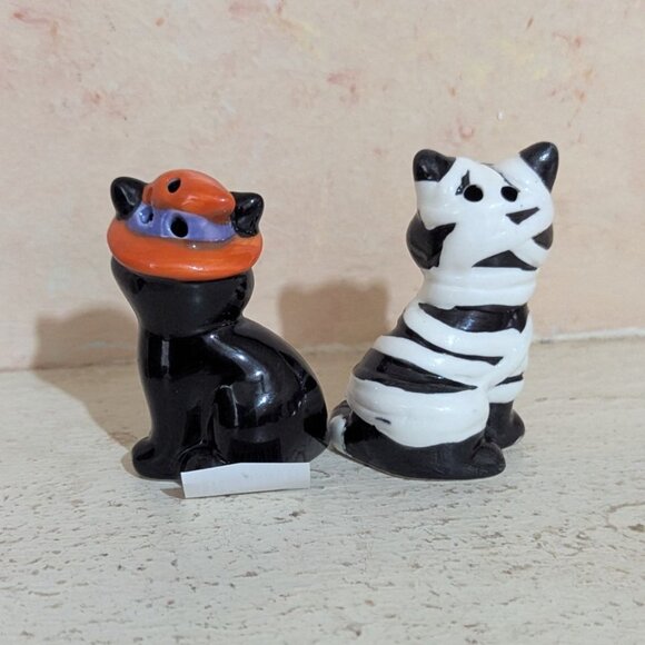 Black Cat & Mummy Cat Ceramic Salt & Pepper Shakers Halloween Decor 3" Set new - Picture 3 of 6